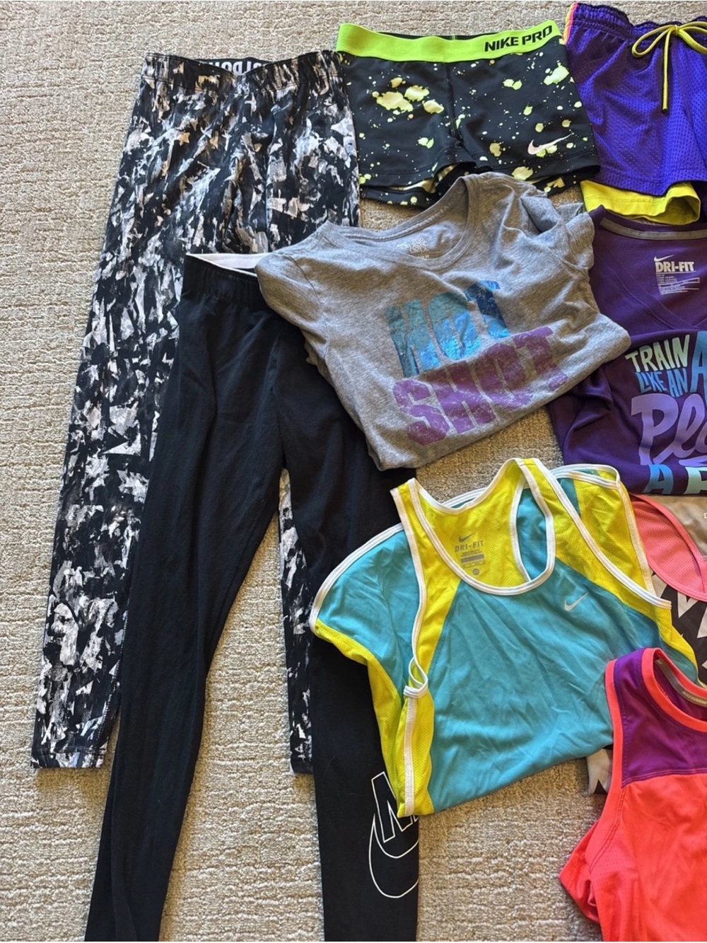 NIKE HUGE MIXED LOT of 14 Pairs Of Pants, Shorts, Tanks & Tees. XS - Picture 3 of 4